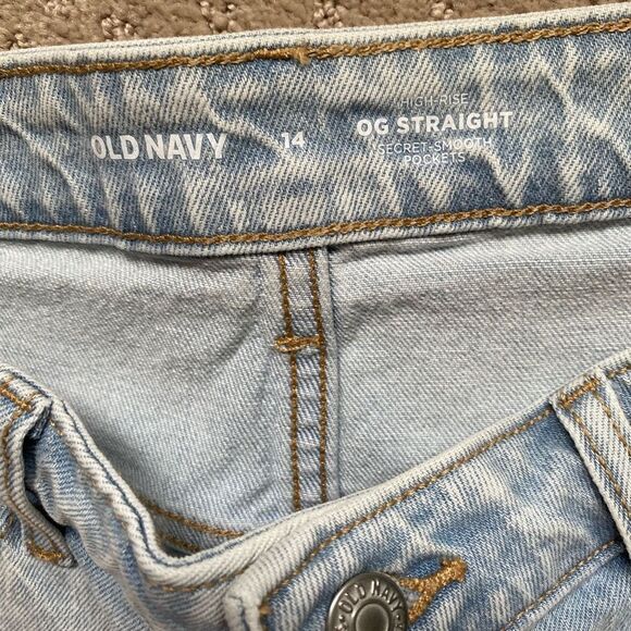 Old Navy Blue Jean Shorts with Distressed Details NWT - Picture 2 of 3